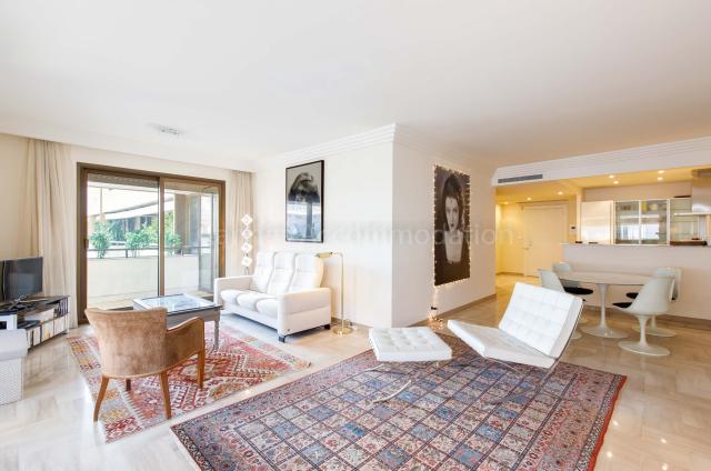 Location appartement Régates Royales de Cannes 2024 J -142 - Hall – living-room - GRAY 4F1